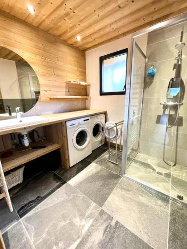 une salle de bain avec une machine à laver et un lavabo dans l'établissement Résidence La Ferme Du Cheloup - Appartement de charme avec une vue exceptionnelle MAE-2774, à Notre-Dame-de-Bellecombe