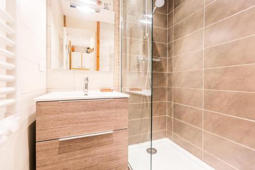 une salle de bain avec douche et lavabo dans l'établissement Résidence LE CREY - Studio pour 4 Personnes MAE-9454, à Aime La Plagne