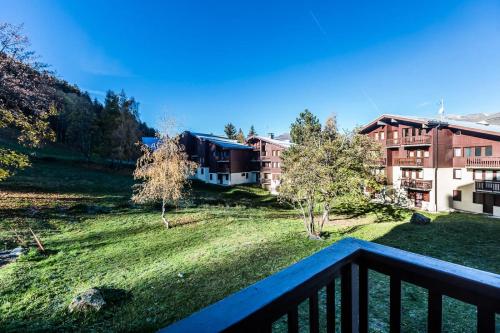 une vue depuis le balcon d'un immeuble dans l'établissement Résidence LE CREY - Studio pour 4 Personnes MAE-9454, à Aime La Plagne