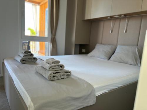 a bedroom with a bed with towels on it at Mobile home Max in Drage