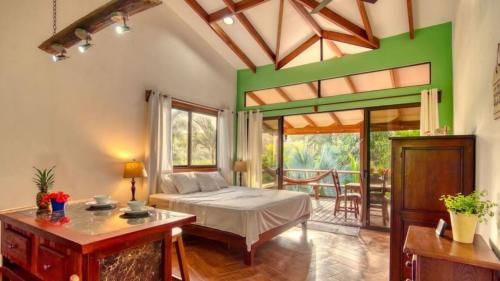 um quarto com uma cama e uma mesa em uma sala em Casa jessica em Hone Creek