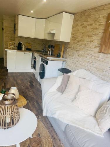 un salon avec un canapé blanc et une cuisine dans l'établissement Duplex T3 6,8 pers Vue sur les pistes Isola 2000, à Isola