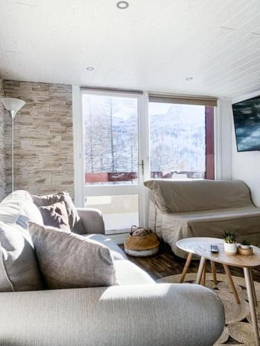 un salon avec deux canapés et une table dans l'établissement Duplex T3 6,8 pers Vue sur les pistes Isola 2000, à Isola