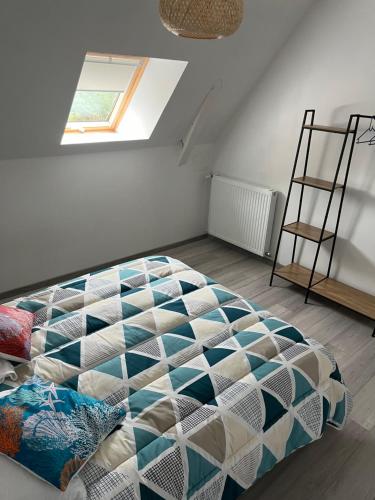 une chambre avec un grand lit dans un grenier dans l'établissement La bisolière - Proche Mont Saint Michel, à Précey