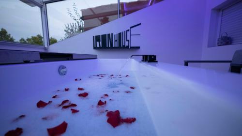 Iron House - Penthouse with Bathtub in Golden Mile & Roman Bridge