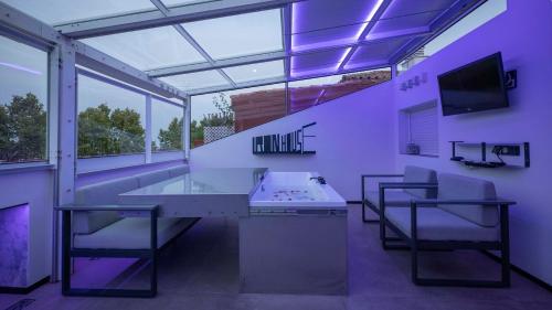 Iron House - Penthouse with Bathtub in Golden Mile & Roman Bridge photo 3