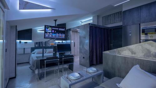 Iron House - Penthouse with Bathtub in Golden Mile & Roman Bridge photo 4