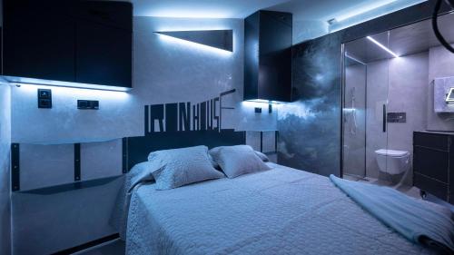 Iron House - Penthouse with Bathtub in Golden Mile & Roman Bridge photo 6
