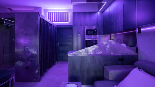 Iron House - Penthouse with Bathtub in Golden Mile & Roman Bridge