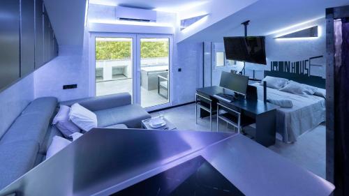 Iron House - Penthouse with Bathtub in Golden Mile & Roman Bridge photo 13