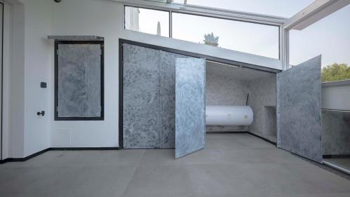 Iron House - Penthouse with Bathtub in Golden Mile & Roman Bridge photo 21