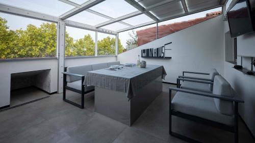 Iron House - Penthouse with Bathtub in Golden Mile & Roman Bridge photo 25