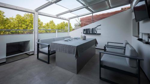 Iron House - Penthouse with Bathtub in Golden Mile & Roman Bridge photo 27