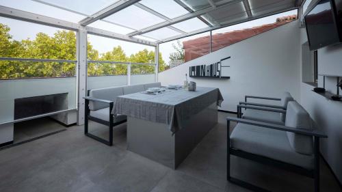 Iron House - Penthouse with Bathtub in Golden Mile & Roman Bridge photo 29