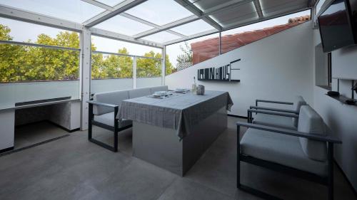 Iron House - Penthouse with Bathtub in Golden Mile & Roman Bridge photo 31