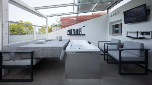 Iron House - Penthouse with Bathtub in Golden Mile & Roman Bridge photo 36