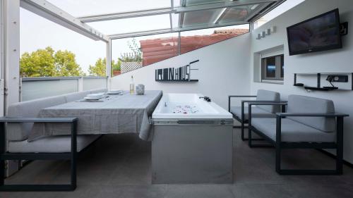 Iron House - Penthouse with Bathtub in Golden Mile & Roman Bridge photo 37