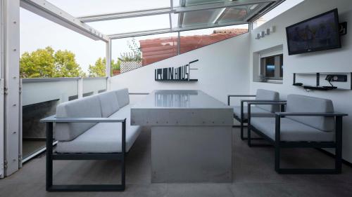 Iron House - Penthouse with Bathtub in Golden Mile & Roman Bridge photo 40