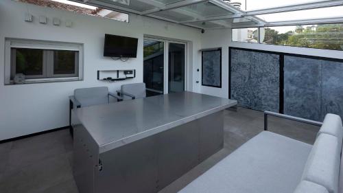 Iron House - Penthouse with Bathtub in Golden Mile & Roman Bridge photo 43