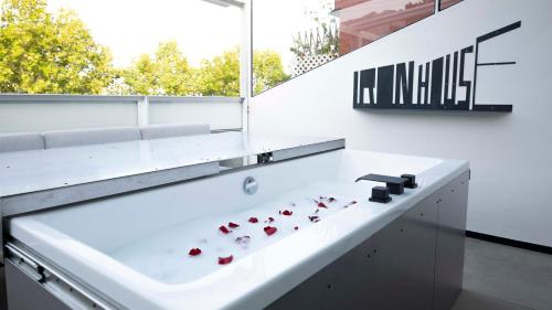 Iron House - Penthouse with Bathtub in Golden Mile & Roman Bridge photo 46