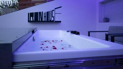 Iron House - Penthouse with Bathtub in Golden Mile & Roman Bridge photo 48