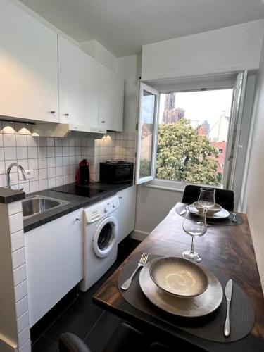 une cuisine avec une table avec une assiette dessus dans l'établissement Hyper centre vue cathédrale, à Strasbourg