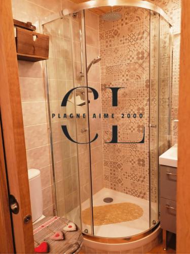 une douche avec une porte vitrée dans une salle de bain dans l'établissement Cozy Luxe 2 étoiles Panorama Imprenable - Paquebot des Neiges - Pied des pistes - Paradiski, à Aime La Plagne