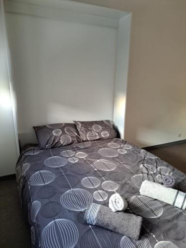 une chambre avec un lit avec deux serviettes dessus dans l'établissement Joli Studio proche funiculaire, à Bourg-Saint-Maurice