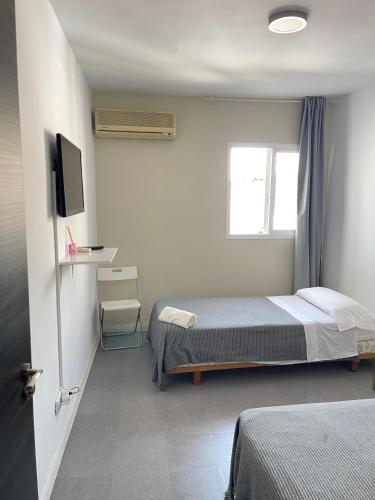 Posteľ alebo postele v izbe v ubytovaní Hostal Santa Calma