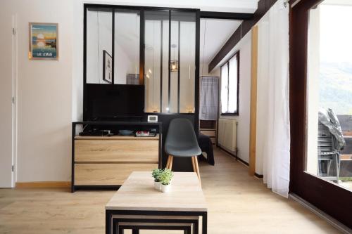 une pièce avec un bureau et une chaise dans une pièce dans l'établissement Résidence Les Esserts - Les Esserts MAE-8381, aux Houches