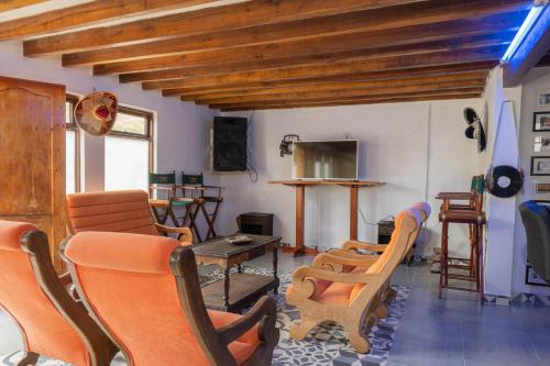 a living room with a bunch of chairs and a table at Lago Calima - Bella Finca in Madroñal
