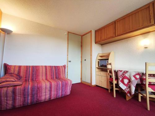une chambre d'hôtel avec un canapé et une chambre dans l'établissement Résidence Squaw Valley - Studio 2 personnes Plagne Villages MAE-4804, à La Plagne Tarentaise