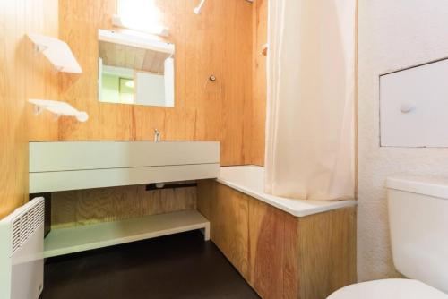 une salle de bain avec un lavabo et des toilettes dans l'établissement Résidence Squaw Valley - Studio 2 personnes Plagne Villages MAE-4804, à La Plagne Tarentaise