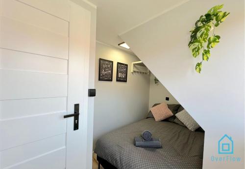 Postel nebo postele na pokoji v ubytování Tiny Room - 10 Minutes to Gdańsk Old Town