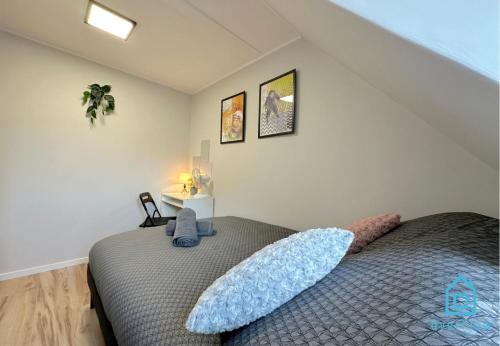 グダニスクにあるAstro Room - 10 Minutes to Gdańsk Old Townのベッドルーム1室(青い枕のベッド1台付)