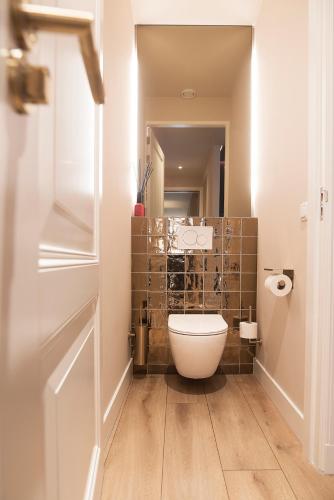 a small bathroom with a toilet in a room at Suite elegance Scheveningen in The Hague