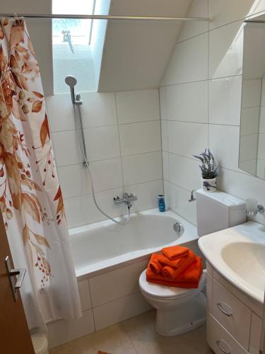 a bathroom with a tub and a toilet and a sink at Studio Wettingen möbliert, 25min bis Zürich in Wettingen