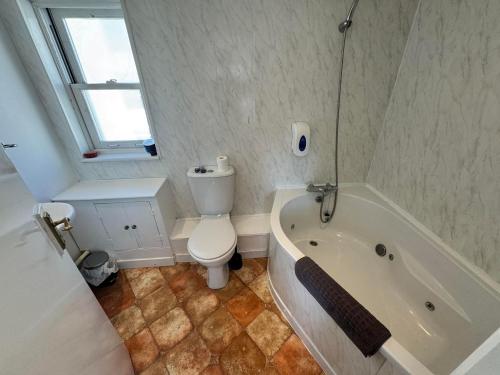 Ένα μπάνιο στο The Jubilee Hotel East - with NEWLY REFURBISHED SPA FACILITIES - GAMESPIT - AND SMOKEHOUSE