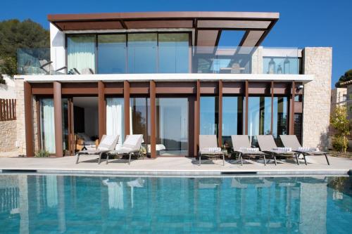 une maison avec piscine à côté d'une maison dans l'établissement Villa Karma, Vue mer, Piscine, à Bandol