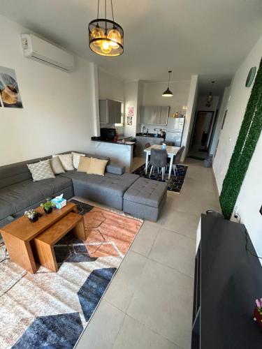 Posezení v ubytování Amwaj Resort امواج الساحل الشمالى 2 نوم 2 حمام