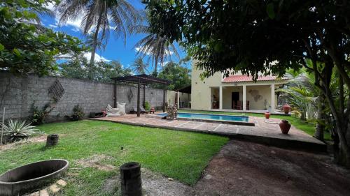 a backyard of a house with a swimming pool at Casa Movimento in Prea