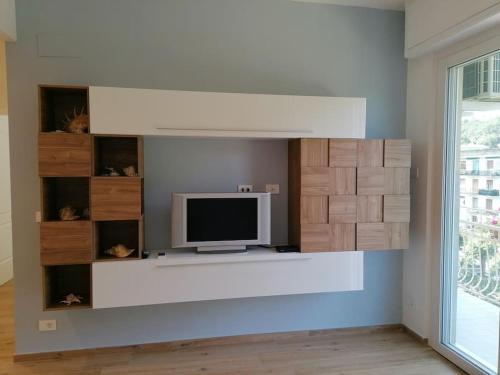 Televízia a/alebo spoločenská miestnosť v ubytovaní La conchiglia, air conditioning, parking