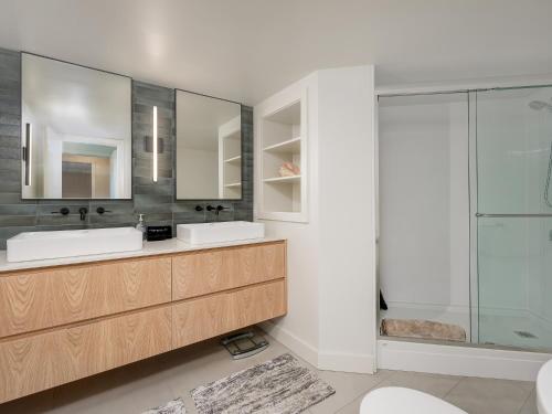 Un baño con dos lavabos y una ducha. en Inner Harbour Seascape - Views Views Views presented by Victoria Prime!, en Victoria