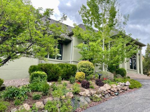 Ein Garten an der Unterkunft One of a kind hilltop estate in Aspen Valley!