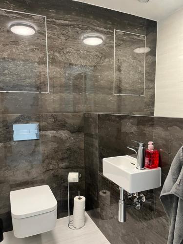 Et badeværelse på Eurovea riverside luxury condo