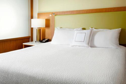 Postel nebo postele na pokoji v ubytování SpringHill Suites by Marriott Pittsburgh Bakery Square