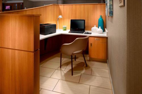 TV a/nebo společenská místnost v ubytování SpringHill Suites by Marriott Pittsburgh Bakery Square