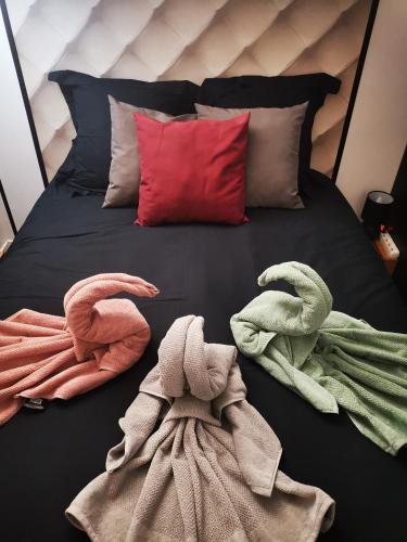 - un lit avec beaucoup de serviettes dans l'établissement Appartement chaleureux proche Disney 44m2 pour 4 pers classé 3 étoiles, à Torcy