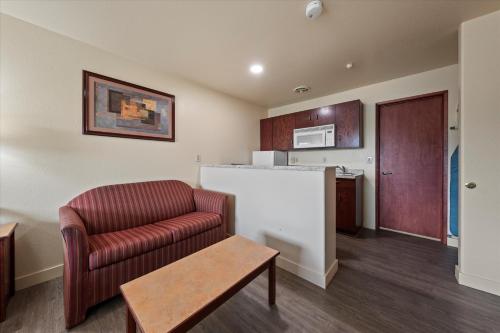 Küche/Küchenzeile in der Unterkunft Quincy INN and Suites