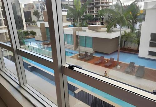 ブラジリアにあるJade Hotel Condomínio suite particular super kingの窓からプールの景色を望めます。